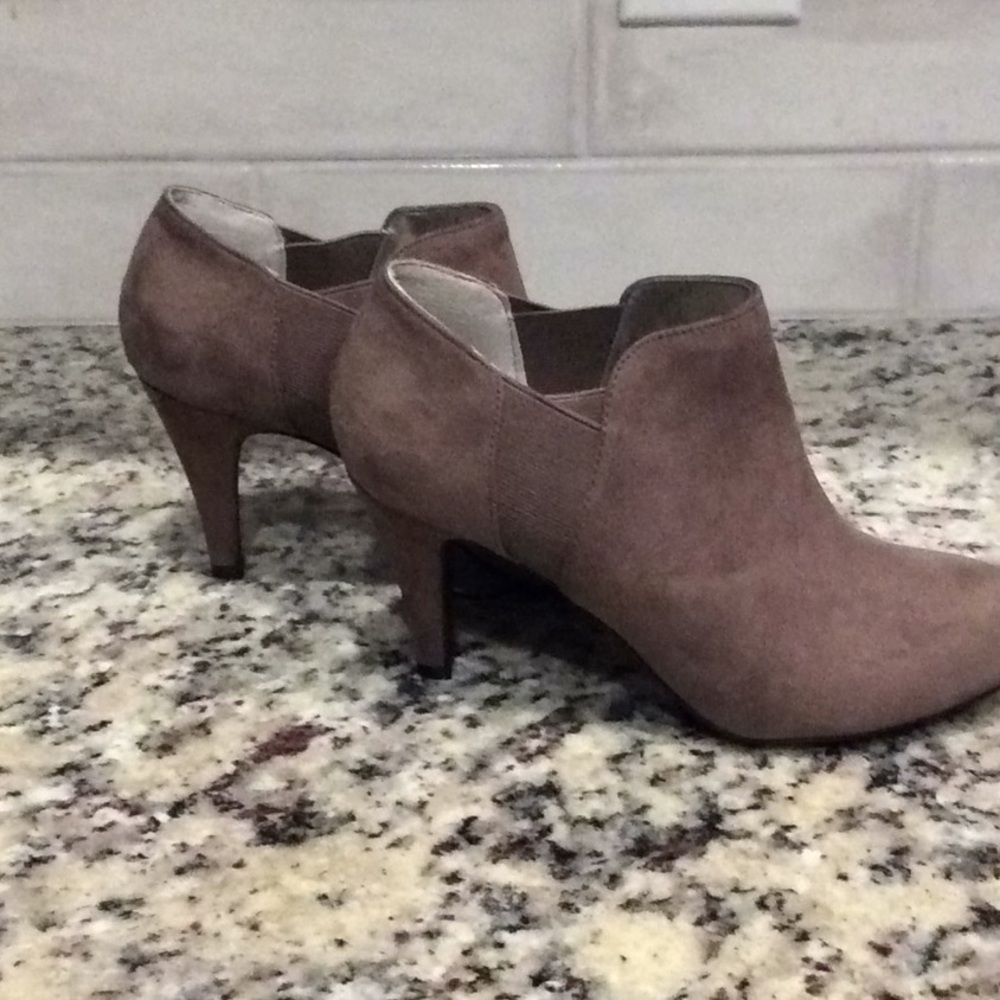 Super cute low bootie worn once